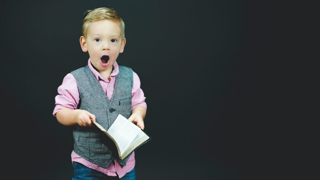 Bambino con libro